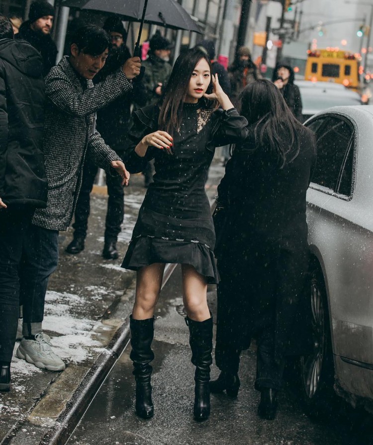 Krystal khoe thần thái ngút ngàn tại NewYork Fashion Week sau khi bị chê bai vì tăng cân - image 2