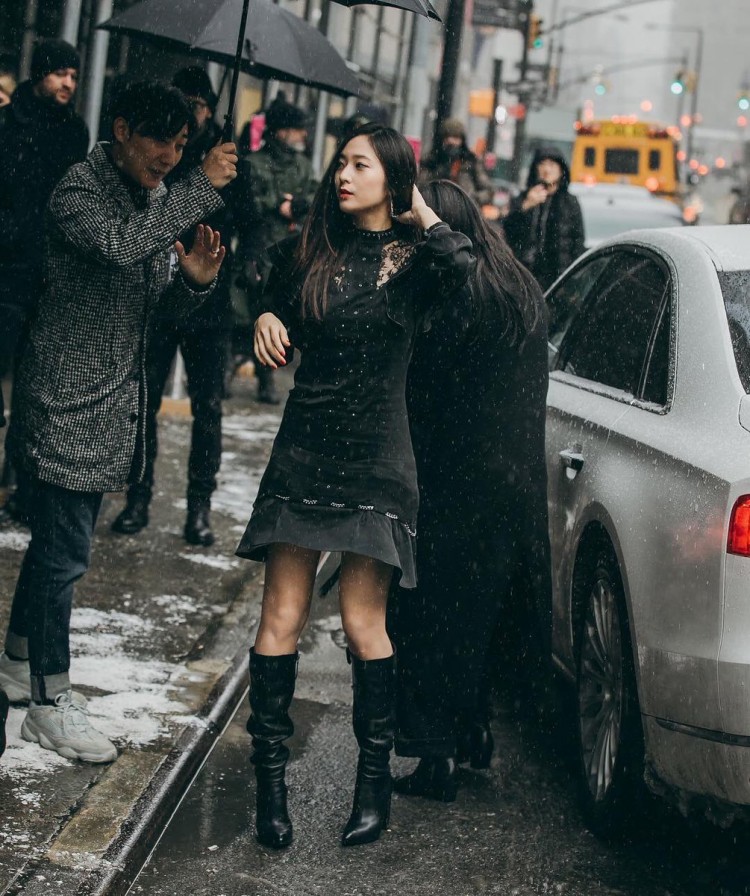 Krystal khoe thần thái ngút ngàn tại NewYork Fashion Week sau khi bị chê bai vì tăng cân - image 4