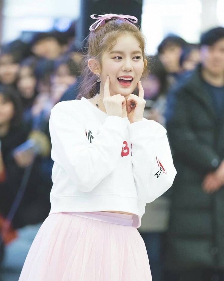 YunhyeongIKON và Daisy Momoland đang yêu nhau - Cặp đôi mới của năm con Heo lộ diện  - image 2