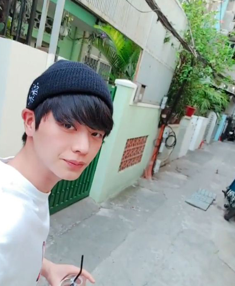 Khoe clip đi dạo tại Việt Nam Sungjae khiến fan cười bò vì biểu cảm giật mình khi bị chó dữ dọa - image 1