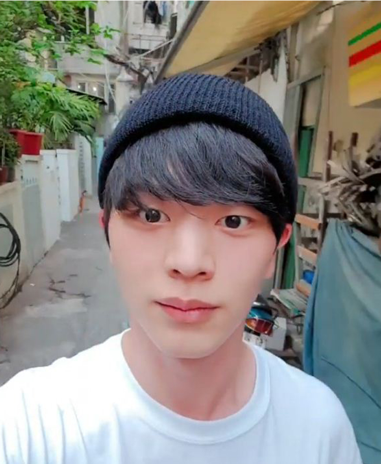 Khoe clip đi dạo tại Việt Nam Sungjae khiến fan cười bò vì biểu cảm giật mình khi bị chó dữ dọa - image 2