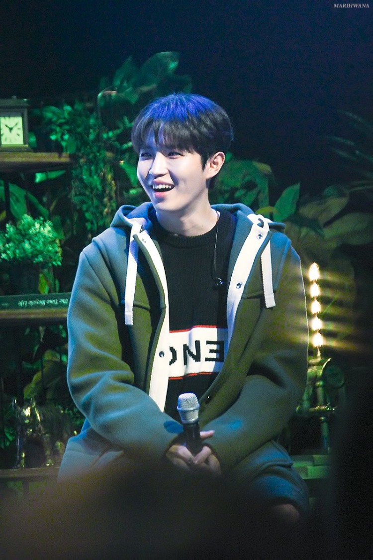 Kim Jaehwan bị fan của Yoon Jisung la hét đòi đuổi khỏi fanmeeting - image 1