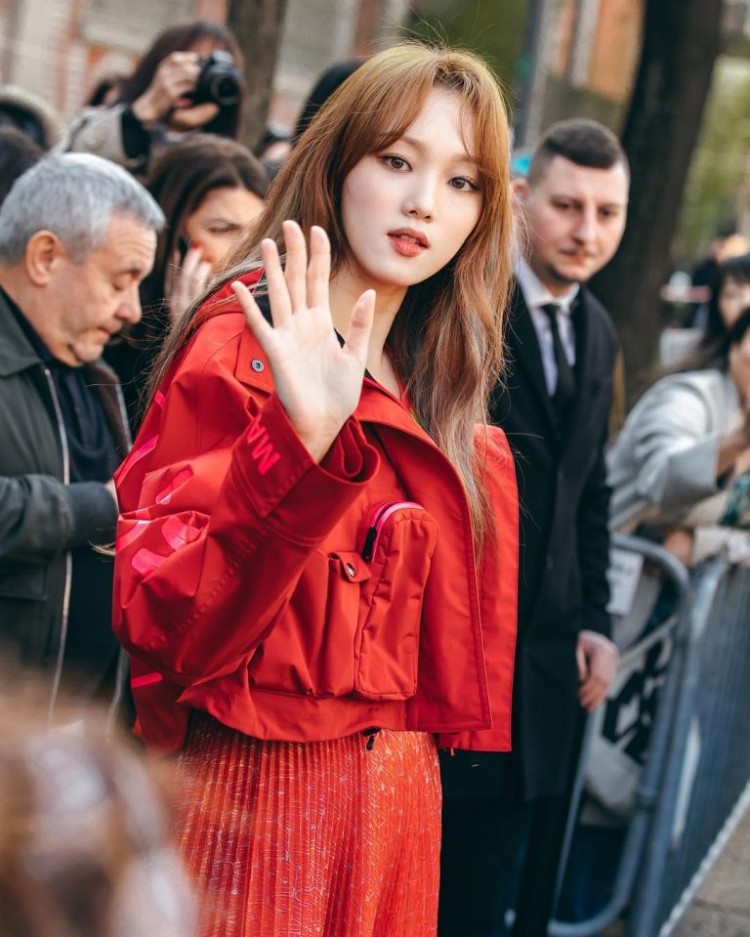 Chị em cùng guu với BlackPink Lee SungKyung số đỏ nổi bần bật không thua kém ai tại show fahion - image 2