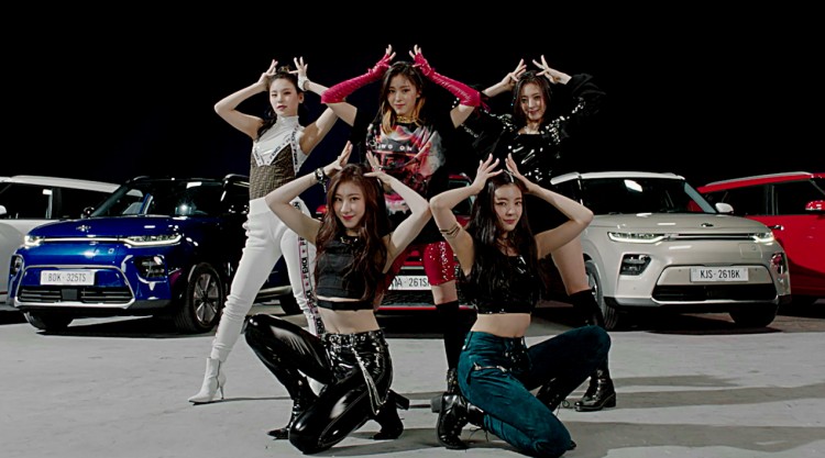 Tranh thủ TXT dừng nhá hàng ITZY chiếm sóng với món quà JYP không tặng TWICE suốt 3 năm - image 2