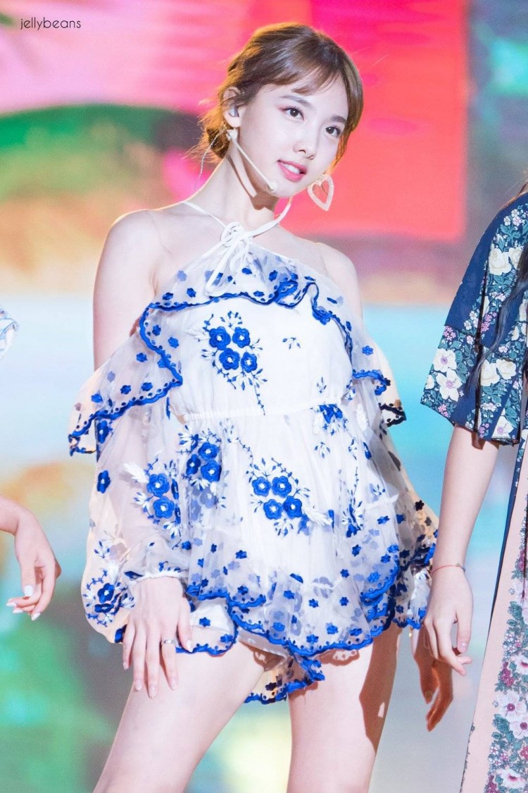 Nayeon Twice hở trên hở dưới vì style lẳng lơ khó cưỡng may là cơ thể đẹp đã cứu vớt bộ đồ trễ nải - image 6