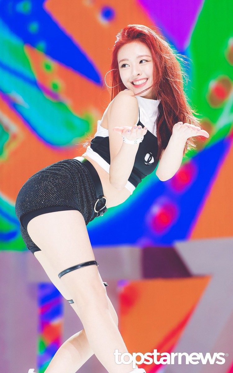 Tương tự Tzuyu mới 16 tuổi Yuna ITZY đã bị stylist cho diện toàn outfit theo concept sexy vượt tuổi - image 2