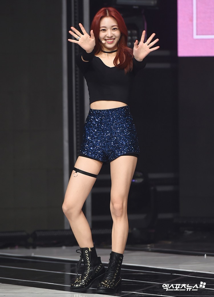 Tương tự Tzuyu mới 16 tuổi Yuna ITZY đã bị stylist cho diện toàn outfit theo concept sexy vượt tuổi - image 3