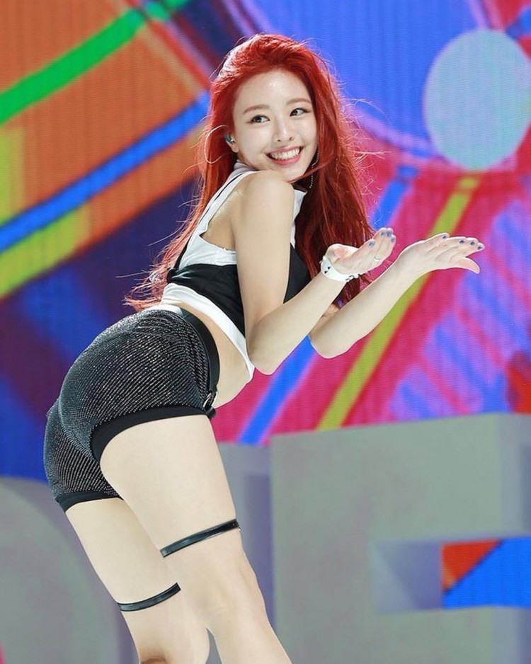 Tương tự Tzuyu mới 16 tuổi Yuna ITZY đã bị stylist cho diện toàn outfit theo concept sexy vượt tuổi - image 1