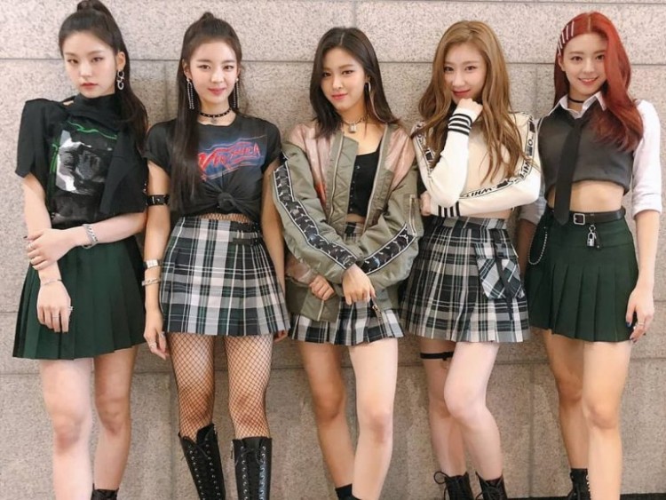 Netizen chỉ thẳng mặt ITZY ngừng copy style thời trang của BlackPink thấy copy rành rành ra đó - image 1