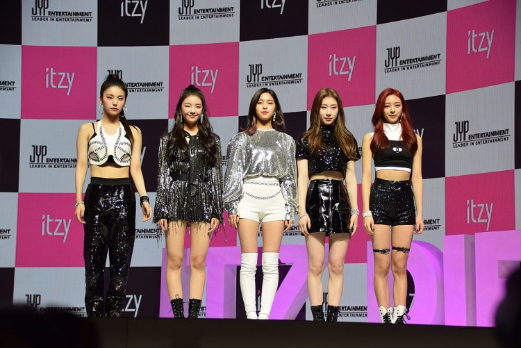 Netizen chỉ thẳng mặt ITZY ngừng copy style thời trang của BlackPink thấy copy rành rành ra đó - image 2