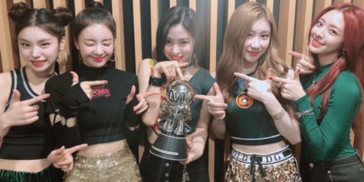 Chuyện như mơ đối với ITZY vượt mặt áp đảo chiến thắng BlackPink ngẩng cao đầu giành cup to bự - image 1