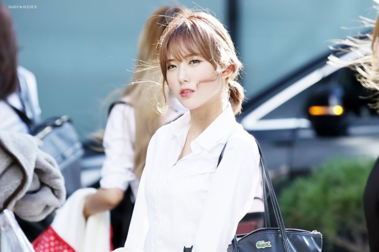 Netizen nổi điên khi phát hiện nữ idol Luda WJSN bị nam dancer sờ mó ngực giữu lúc biểu diễn  - image 11