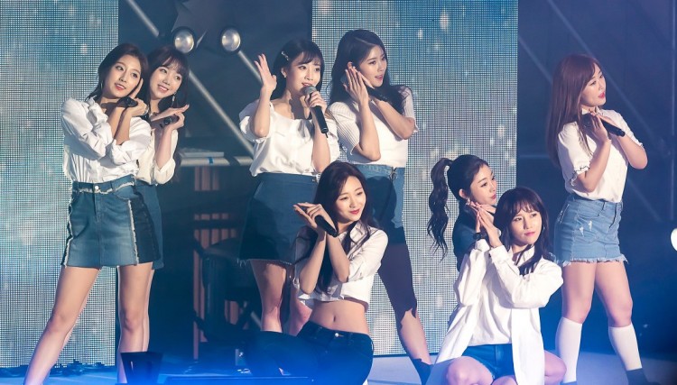 Knet xót Lovelyz vì kém tiếng mà phải chịu nhịn nhục fanboy cuồng loạn ép làm fanservice giữa phố - image 1