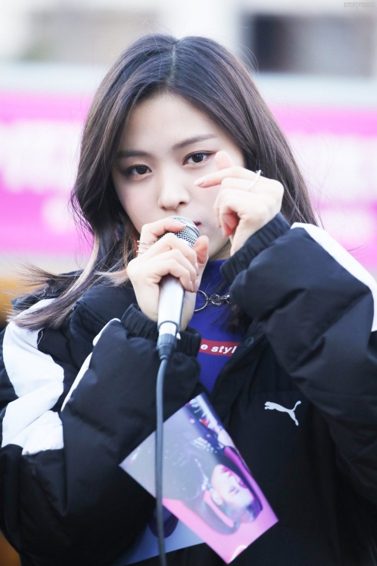 ITZY lộ tính cách thật trước mặt fan trên sân khấu girl crush lạnh lùng ngoài đời lại cute hết cỡ - image 4