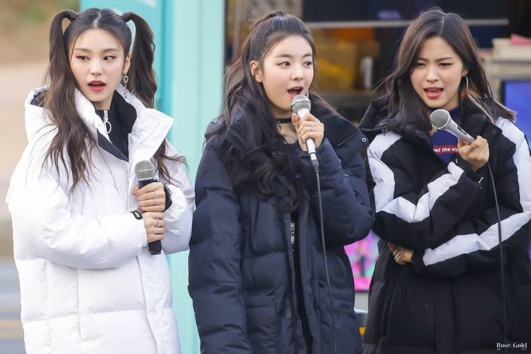 ITZY lộ tính cách thật trước mặt fan trên sân khấu girl crush lạnh lùng ngoài đời lại cute hết cỡ - image 5