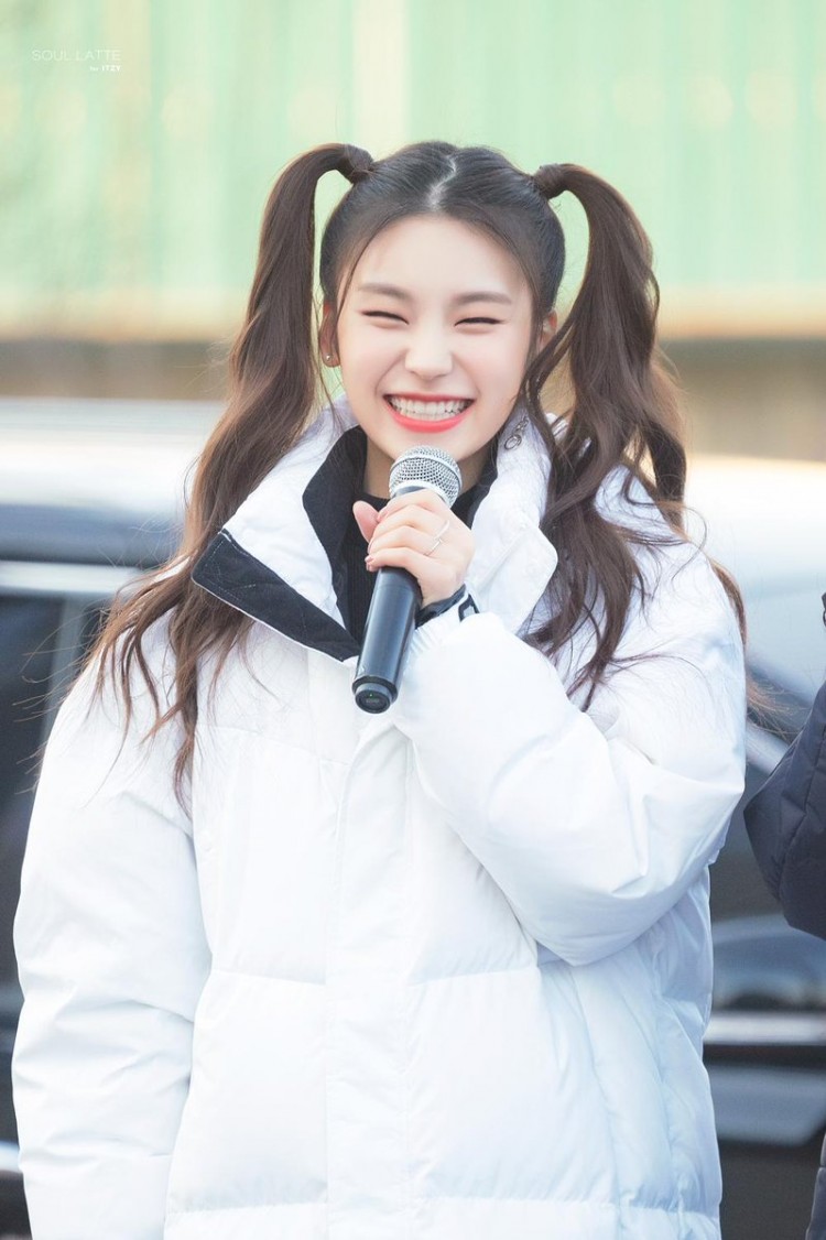 ITZY lộ tính cách thật trước mặt fan trên sân khấu girl crush lạnh lùng ngoài đời lại cute hết cỡ - image 6