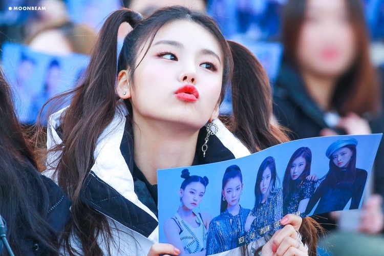 ITZY lộ tính cách thật trước mặt fan trên sân khấu girl crush lạnh lùng ngoài đời lại cute hết cỡ - image 7