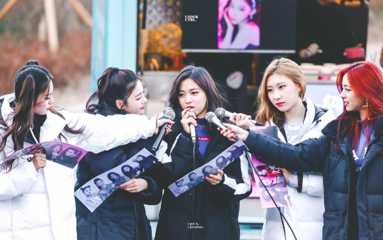 ITZY lộ tính cách thật trước mặt fan trên sân khấu girl crush lạnh lùng ngoài đời lại cute hết cỡ - image 2