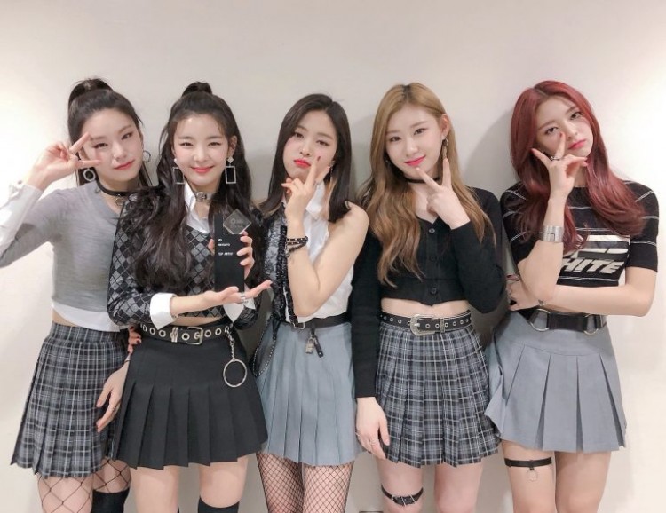 ITZY xưng ngôi nữ hoàng nhận cup mỏi tay các girlgroup chào thua hết với vị trí đầu bảng khi debut - image 1