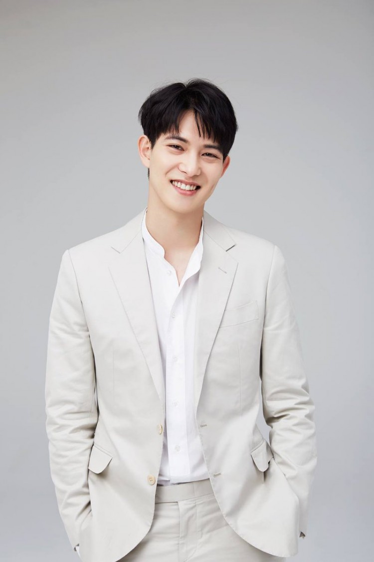 Lee Jong HyunCNBLUE sờ ngực idol nữ được báo chí TQ đưa tin rần rần  - image 2