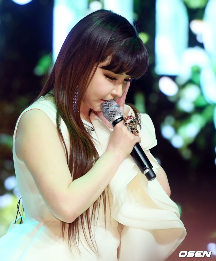 Park Bom xúc động khi cô trả lời các câu hỏi liên quan đến bê bối của Seungri và YG  - image 3