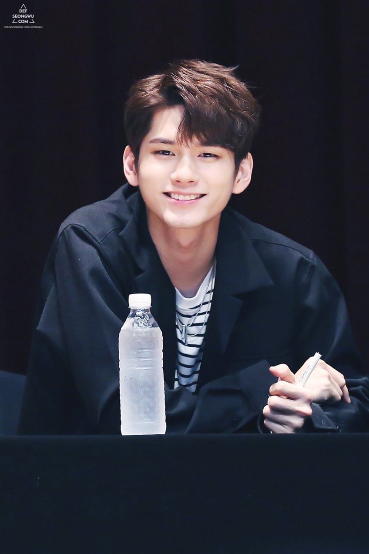 Ong SeongWoo WannaOne nhớ khán giả đến ngớ người gọi nhầm người hôm mộ trên live cá nhân  - image 1