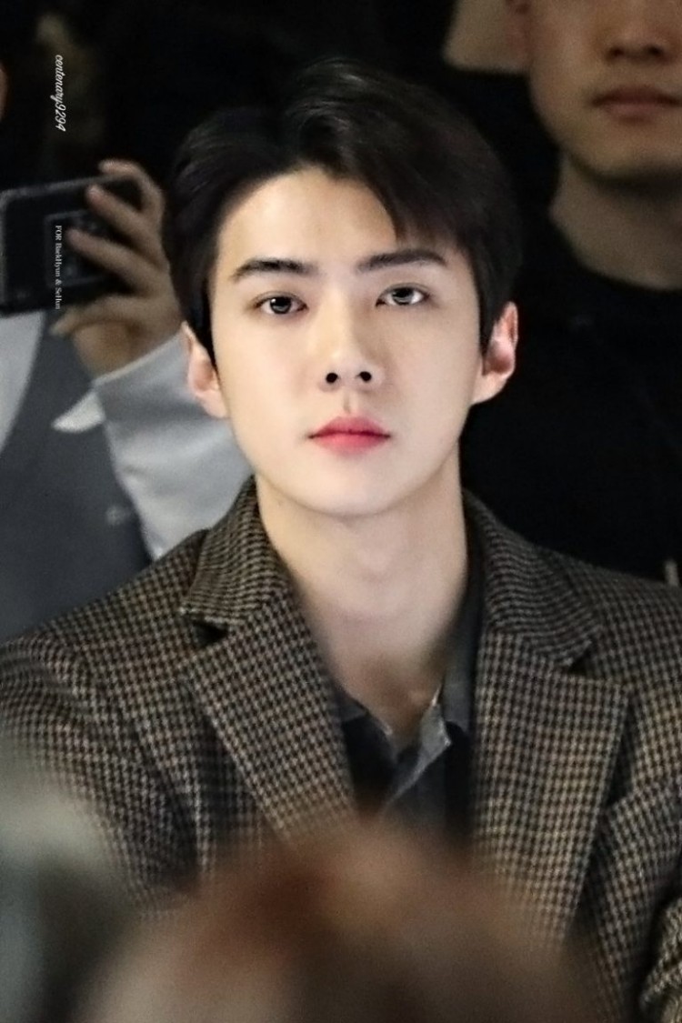 EXO SeHun  Gugudan MiNa không ngại dòm ngó thể hiện tình cảm thân mật dành cho nhau ở show fashion - image 2