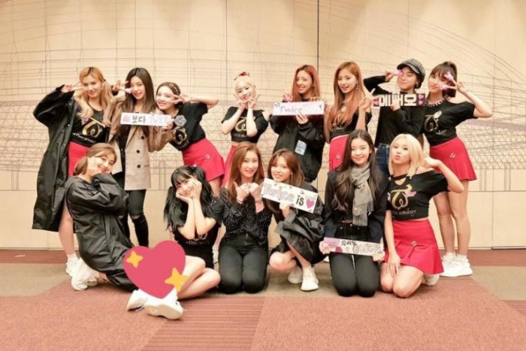 ITZY sợ hãi trong lần đầu tiên xuất cảnh fan xô đẩy fansite tranh nhau chụp ảnh cận mặt thành viên - image 1