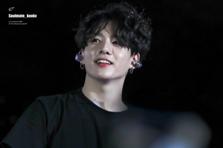 Jungkook BTS bỏ bùa yêu fan hâm mộ thay đổi tóc kiểu đầu xoăn khiến người hâm mộ suýt ngất xỉu  - image 1