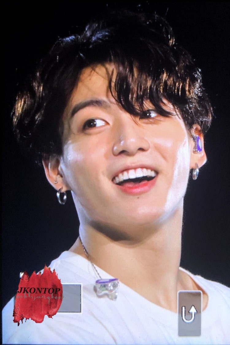 Jungkook BTS bỏ bùa yêu fan hâm mộ thay đổi tóc kiểu đầu xoăn khiến người hâm mộ suýt ngất xỉu  - image 2