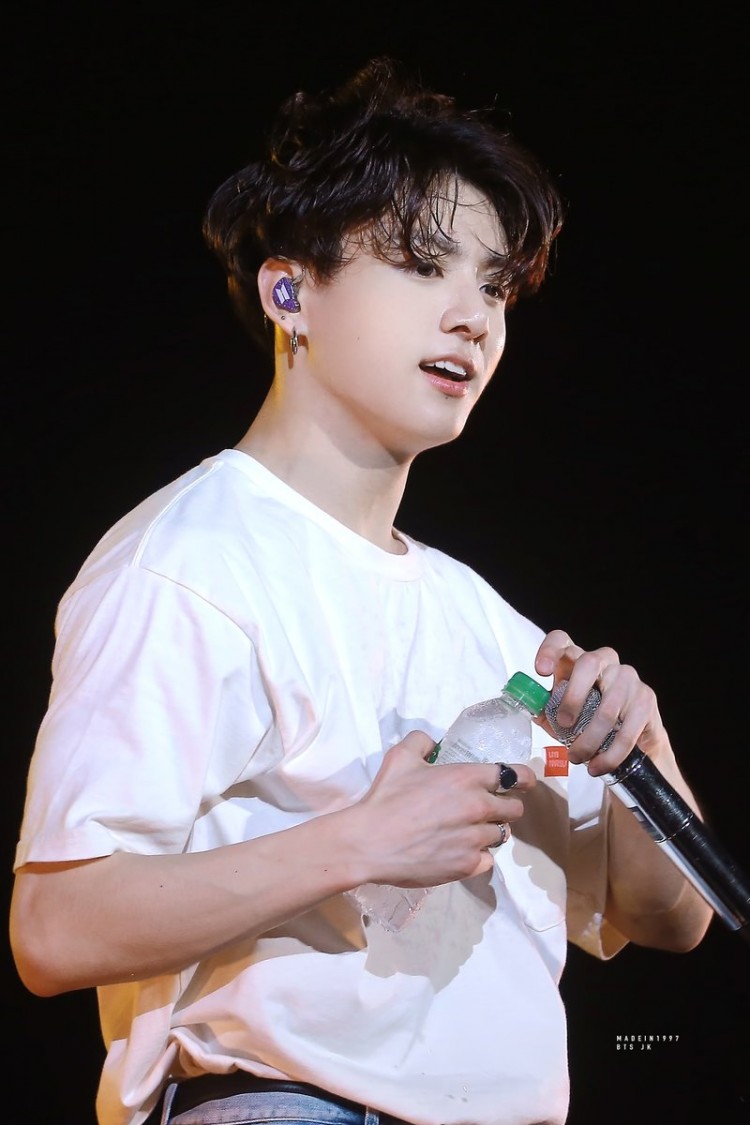 Jungkook BTS bỏ bùa yêu fan hâm mộ thay đổi tóc kiểu đầu xoăn khiến người hâm mộ suýt ngất xỉu  - image 5