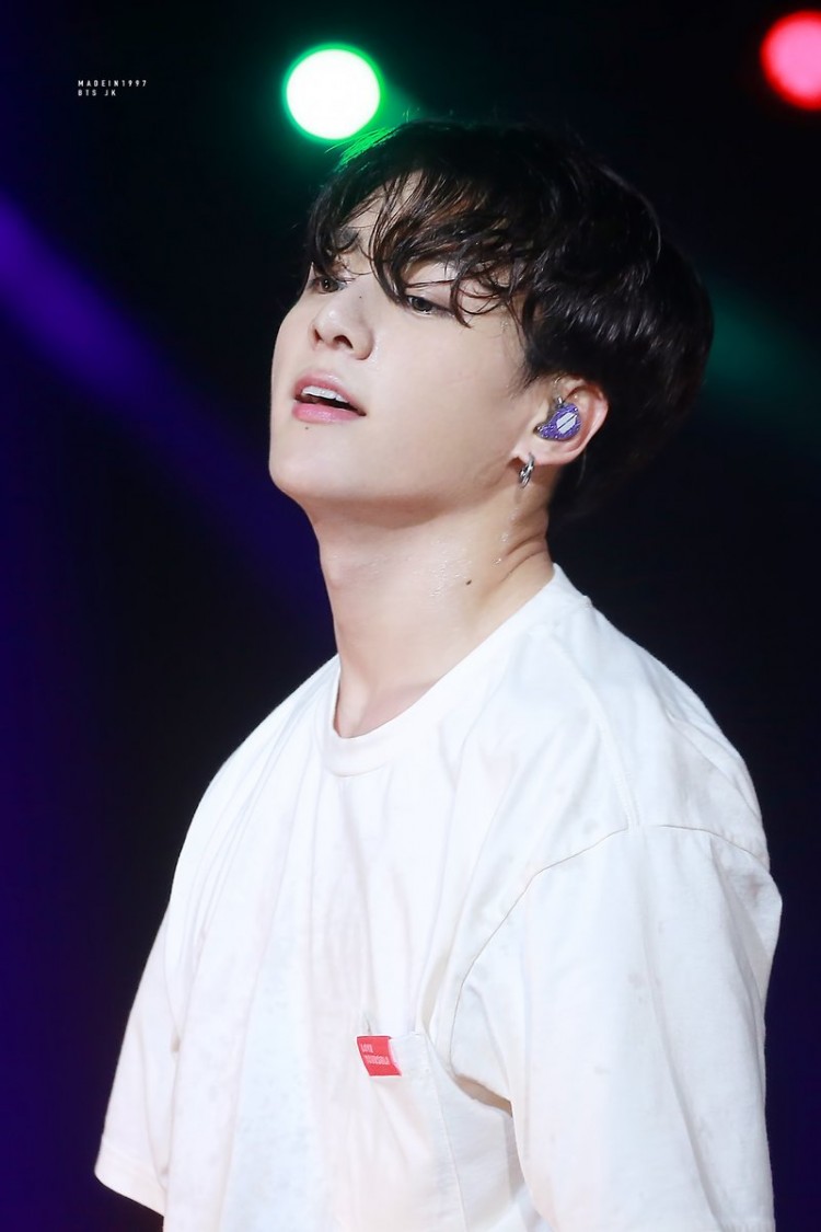 Jungkook BTS bỏ bùa yêu fan hâm mộ thay đổi tóc kiểu đầu xoăn khiến người hâm mộ suýt ngất xỉu  - image 4