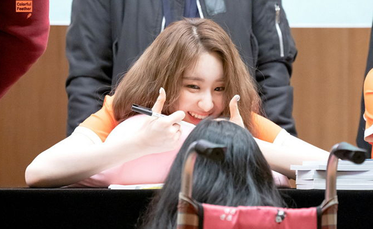 IZONE Chaeyeon bật khóc khi nhìn thấy fan nhí ngồi xe lăn lặn lội hơn 6 tiếng đồng hồ để đến gặp mì - image 2