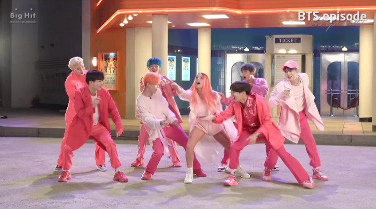 BTS thể hiện bản tính thật siêu lầy lội nhí nhố và đáng yêu trong video hậu trường ‘Boy With Luv’ - image 11