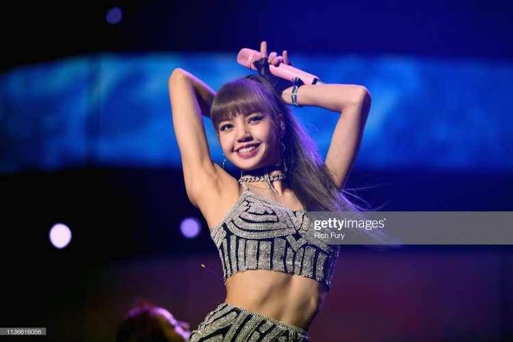 Lisa làm sáng mặt ThaiLand bá chủ Instagram ở K-Pop có lượt follow nhiều hơn bất kỳ sao hàn nào - image 3