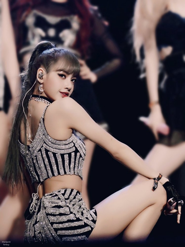 Khởi đầu kém xa Jennie lý do để Lisa có thể qua mặt center BlackPink trở thành idol hot nhất INSTA - image 4