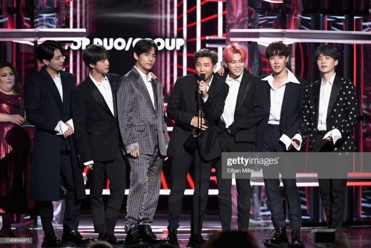 BTS và pha khó xử tại BBMAs 2019 khi bị nữ diễn viên Mỹ công khai lợi dụng phá sự kiện thảm đỏ - image 2