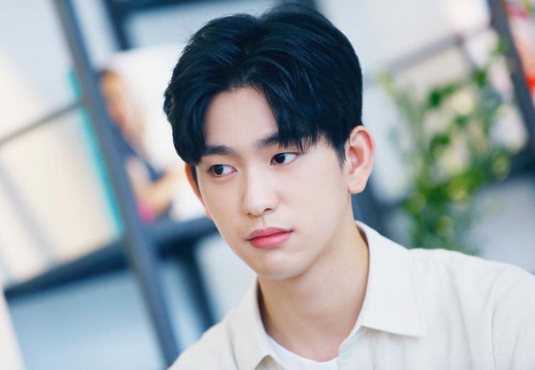 Fan ngất lịm khi thấy Jinyoung GOT7 đấm đuối hôn bạn gái của mình ơn giời điều đó xảy ở drama - image 1