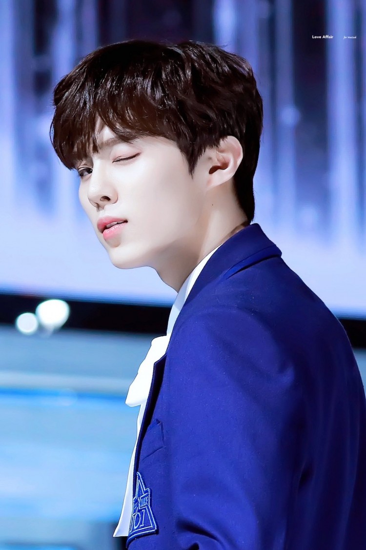 Top visaul Produce X 101  Wooseok dính nghi án sàm sỡ đưa tay lên ngực Somi thích dùng bạo lực - image 2