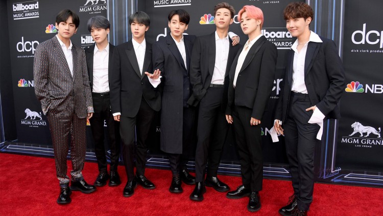 Xôn xao tin đồn lộ bằng chứng BTC thuê fan cổ vũ tạo màu phần biểu diễn của BTS tại BBMAs - image 4