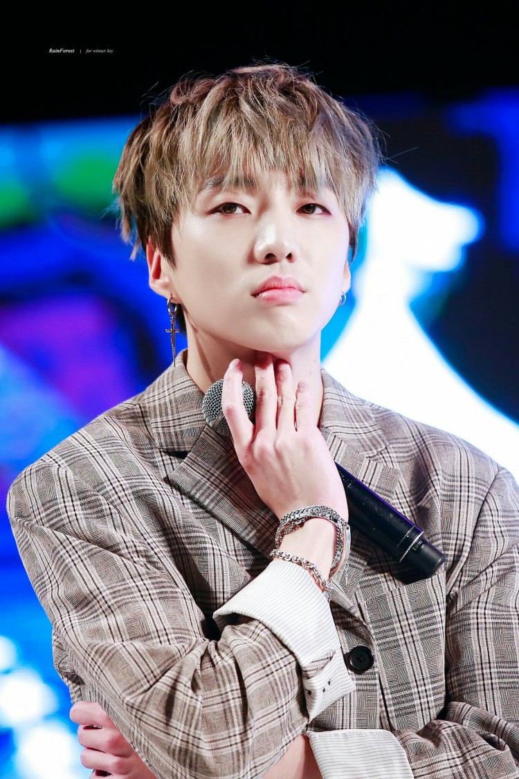 Kang Seung Yoon hẹn hò với bạn gái và bị thành viên WINER bắt gặp tiêt lộ người lạnh lùng khi yêu - image 1