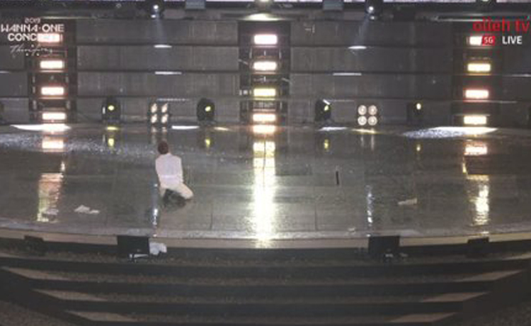 Lee Dae Hwi tiết lộ sự ám ảnh trong concert chia tay WANNA ONE anh Daniel khóc ngất trên vai staff - image 1