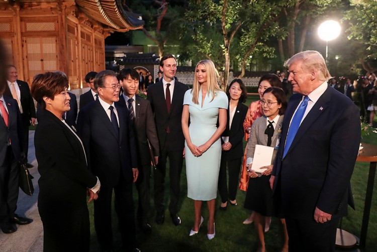 Tổng thống Mỹ Donald Trump nói tiếng Hàn ngon lành với nhóm  yêu cầu bắt tay EXO trước  - image 3