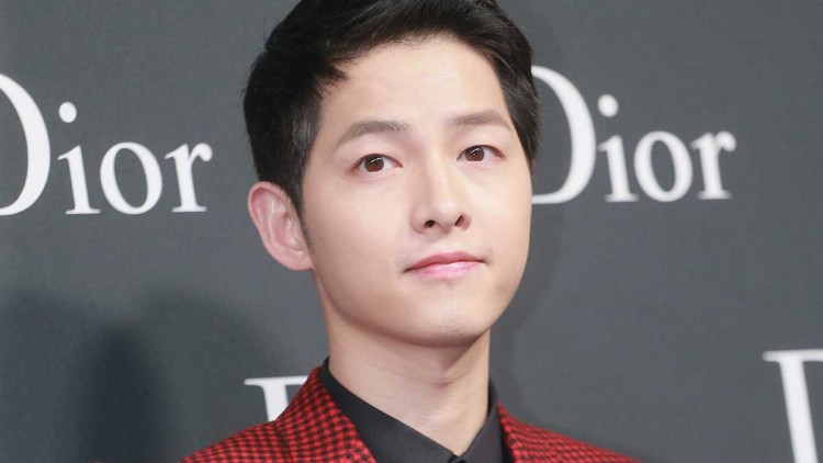 Đơn ly hôn chưa kịp ráo mực netizen đã xúi Song Joong Ki đi tìm tình yêu mới - image 1