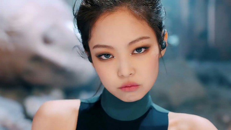 Jennie BP lại làm cho hết gái Châu Á đu theo với đường kẻ eyeliner  - image 4