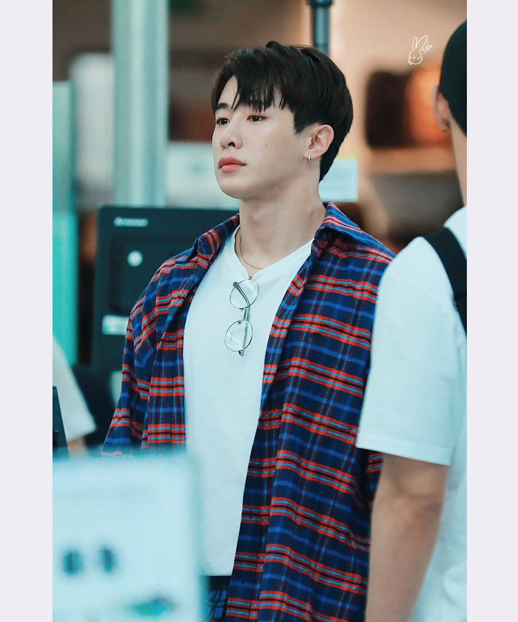 Wonho MONSTA X chơi trội chỉ mặc quần lót ra sân bay - nóng như thế này thì làm sao phải mặc - image 3