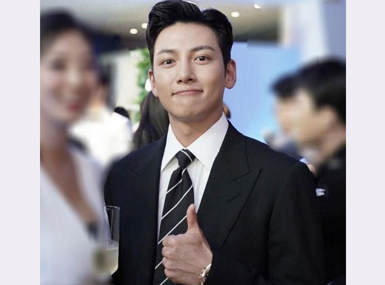 Ji Changwook ông chú già mê tự sướng ai đưa điện thoại cũng cầm và cứ thế chụp đủ góc - image 2