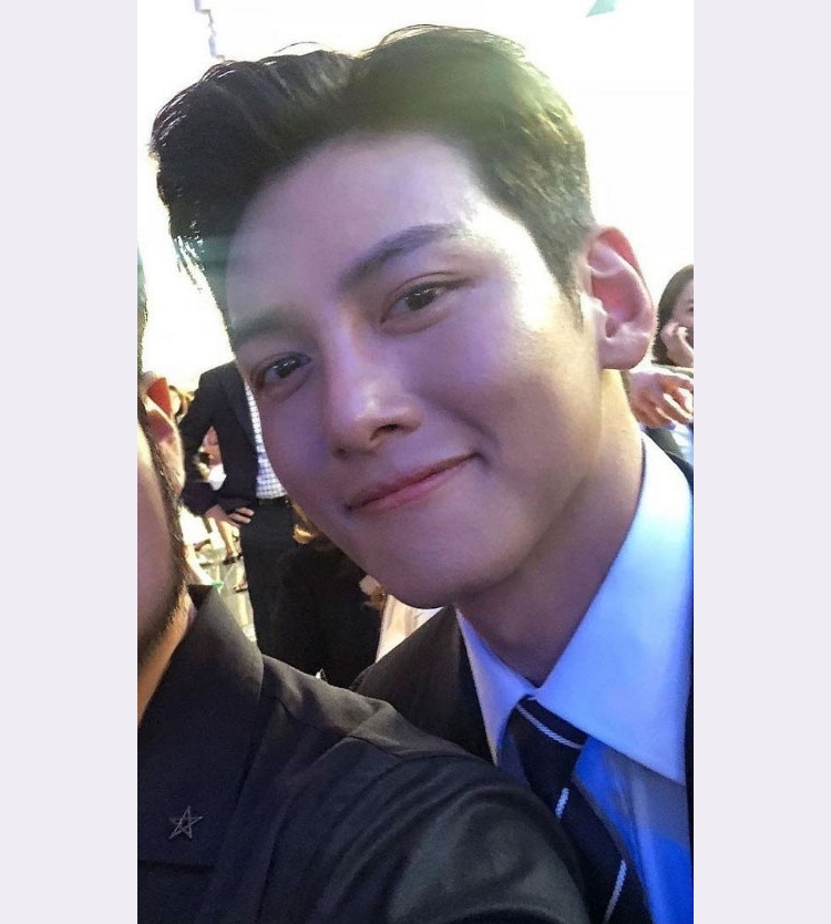 Ji Changwook ông chú già mê tự sướng ai đưa điện thoại cũng cầm và cứ thế chụp đủ góc - image 3