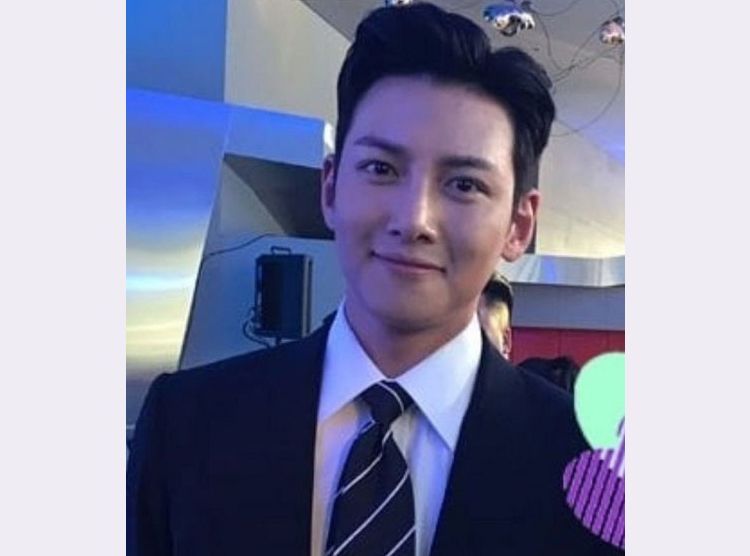 Ji Changwook ông chú già mê tự sướng ai đưa điện thoại cũng cầm và cứ thế chụp đủ góc - image 5