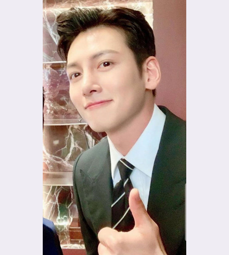 Ji Changwook ông chú già mê tự sướng ai đưa điện thoại cũng cầm và cứ thế chụp đủ góc - image 6